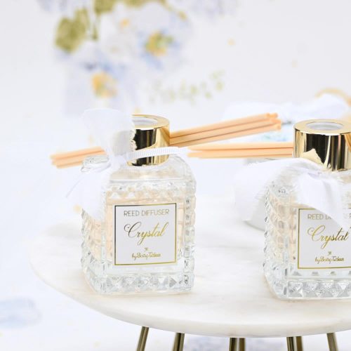 Το αρωματικό χώρου Crystal της SoapTales είναι μια εκλεπτυσμένη πρόταση που συνδυάζει καθαρότητα, απαλότητα και διακριτική πολυτέλεια. Το γυάλινο μπουκάλι με ανάγλυφη υφή και χρυσό καπάκι χαρίζει μια κομψή παρουσία, ιδανική για elegant διακόσμηση αλλά και για ιδιαίτερες περιστάσεις. Το άρωμά του κινείται σε λουλουδένιες και πουδρένιες νότες, δημιουργώντας μια αίσθηση καθαρού και φωτεινού χώρου. Μια κομψή επιλογή για δώρο, αλλά και μια ξεχωριστή πρόταση για μπομπονιέρα γάμου ή βάπτισης, που θα μείνει ως όμορφη και χρηστική ανάμνηση στον χώρο των καλεσμένων σας.