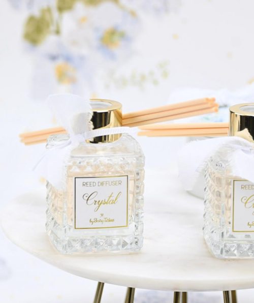 Το αρωματικό χώρου Crystal της SoapTales είναι μια εκλεπτυσμένη πρόταση που συνδυάζει καθαρότητα, απαλότητα και διακριτική πολυτέλεια. Το γυάλινο μπουκάλι με ανάγλυφη υφή και χρυσό καπάκι χαρίζει μια κομψή παρουσία, ιδανική για elegant διακόσμηση αλλά και για ιδιαίτερες περιστάσεις. Το άρωμά του κινείται σε λουλουδένιες και πουδρένιες νότες, δημιουργώντας μια αίσθηση καθαρού και φωτεινού χώρου. Μια κομψή επιλογή για δώρο, αλλά και μια ξεχωριστή πρόταση για μπομπονιέρα γάμου ή βάπτισης, που θα μείνει ως όμορφη και χρηστική ανάμνηση στον χώρο των καλεσμένων σας.