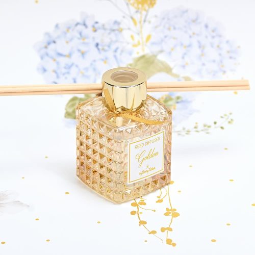 Το αρωματικό χώρου Golden της SoapTales συνδυάζει ζεστές ξυλώδεις νότες με διακριτικά λουλουδένια και πικάντικα στοιχεία, δημιουργώντας ένα κομψό και ισορροπημένο άρωμα που αρωματίζει ευχάριστα τον χώρο χωρίς να κουράζει. Το ανάγλυφο γυάλινο μπουκάλι σε χρυσό τόνο με χρυσό καπάκι χαρίζει μια πολυτελή και εκλεπτυσμένη παρουσία, ιδανική τόσο για διακόσμηση όσο και για δώρο. Μια προσεγμένη επιλογή για μπομπονιέρα γάμου ή βάπτισης, αλλά και για elegant gifting σε ιδιαίτερες στιγμές.