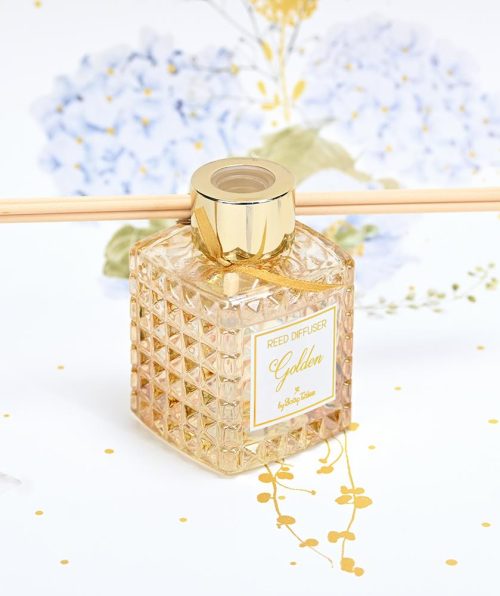 Το αρωματικό χώρου Golden της SoapTales συνδυάζει ζεστές ξυλώδεις νότες με διακριτικά λουλουδένια και πικάντικα στοιχεία, δημιουργώντας ένα κομψό και ισορροπημένο άρωμα που αρωματίζει ευχάριστα τον χώρο χωρίς να κουράζει. Το ανάγλυφο γυάλινο μπουκάλι σε χρυσό τόνο με χρυσό καπάκι χαρίζει μια πολυτελή και εκλεπτυσμένη παρουσία, ιδανική τόσο για διακόσμηση όσο και για δώρο. Μια προσεγμένη επιλογή για μπομπονιέρα γάμου ή βάπτισης, αλλά και για elegant gifting σε ιδιαίτερες στιγμές.