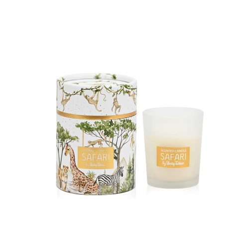 Αφεθείτε στη μαγεία του κεριού με θέμα το σαφάρι και άρωμα Baby Musk! Με το απαλό άρωμα που αγκαλιάζει με ζεστασιά και καθαρότητα, αυτό το ιδιαίτερο κερί είναι η ιδανική επιλογή για μπομπονιέρες βάπτισης. Η συσκευασία του, εμπνευσμένη από τον κόσμο του σαφάρι, συνδυάζει παιχνιδιάρικες λεπτομέρειες με πολυτελείς χρυσές πινελιές, δημιουργώντας μια εντυπωσιακή παρουσίαση.