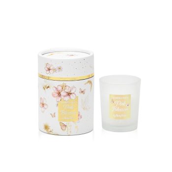 Το κερί pink blossom της SoapTales με άρωμα Peony γεμίζει τον χώρο με έναν λουλουδάτο, εκλεπτυσμένο χαρακτήρα, που αποπνέει φρεσκάδα και κομψότητα. Οι νότες της παιώνιας δημιουργούν μια ατμόσφαιρα γαλήνης και ρομαντισμού, ιδανική για ξεχωριστές στιγμές. Η συσκευασία του, διακοσμημένη με ρομαντικά άνθη και πεταλούδες σε παστέλ αποχρώσεις, με διακριτικές χρυσές λεπτομέρειες, αποπνέει φινέτσα και vintage αισθητική. Ένα κερί που ομορφαίνει κάθε χώρο, προσφέρεται ως δώρο και αποτελεί ξεχωριστή επιλογή για μπομπονιέρα γάμου ή βάπτισης.