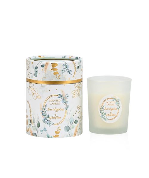 Το κερί με άρωμα ευκαλύπτου είναι μια μοναδική και κομψή επιλογή για μπομπονιέρα γάμου ή βάπτισης. Αυτή η αναζωογονητική ευωδιά γεμίζει τον αέρα με μια αίσθηση ηρεμίας και ανανέωσης, επιτρέποντας στους καλεσμένους σας να θυμούνται τις αναμνήσεις της ξεχωριστής ημέρας σας με κάθε φως της φλόγας. Το όμορφα σχεδιασμένο κερί προσθέτει μια εκλεπτυσμένη πινελιά στη διακόσμηση του τραπεζιού σας, ενώ παράλληλα λειτουργεί ως ένα υπέροχο και πρακτικό δώρο για τους αγαπημένους σας.