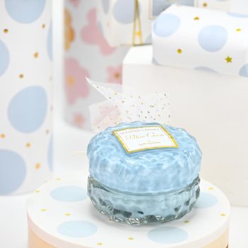 Αρωματικό Κερί Πολυτελείας Ανακαλύψτε το Blue Coco, το στρογγυλό γυάλινο κερί που συνδυάζει την εκλεπτυσμένη αισθητική με ένα ζεστό και μοναδικό άρωμα. Το άρωμά του παντρεύει τις γήινες νότες του κέδρου με τη ζεστασιά του ξύλου κασμίρ και του κεχριμπαριού, δημιουργώντας μια αίσθηση φρεσκάδας και κομψότητας. Το απαλό μπλε χρώμα του και η πολυτελής, περίτεχνη γυάλινη συσκευασία το καθιστούν την ιδανική επιλογή για δώρο ή μπομπονιέρα. Το Blue Coco είναι ιδανικό για να δημιουργήσει μία χαλαρωτική και κομψή ατμόσφαιρα στον χώρο σας. Είτε πρόκειται για έναν γάμο, μία βάπτιση ή μία ιδιαίτερη περίσταση, αυτό το κερί θα εντυπωσιάσει με τη διαχρονική του γοητεία και την ποιότητά του. Προσφέρετέ το ως δώρο που θα αγαπηθεί ή χρησιμοποιήστε το για να χαρίσετε μία ξεχωριστή πινελιά στο σπίτι σας.