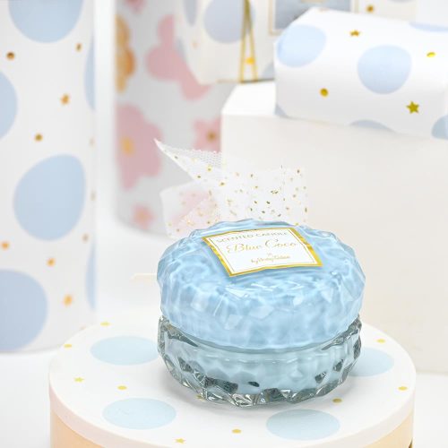 Αρωματικό Κερί Πολυτελείας Ανακαλύψτε το Blue Coco, το στρογγυλό γυάλινο κερί που συνδυάζει την εκλεπτυσμένη αισθητική με ένα ζεστό και μοναδικό άρωμα. Το άρωμά του παντρεύει τις γήινες νότες του κέδρου με τη ζεστασιά του ξύλου κασμίρ και του κεχριμπαριού, δημιουργώντας μια αίσθηση φρεσκάδας και κομψότητας. Το απαλό μπλε χρώμα του και η πολυτελής, περίτεχνη γυάλινη συσκευασία το καθιστούν την ιδανική επιλογή για δώρο ή μπομπονιέρα. Το Blue Coco είναι ιδανικό για να δημιουργήσει μία χαλαρωτική και κομψή ατμόσφαιρα στον χώρο σας. Είτε πρόκειται για έναν γάμο, μία βάπτιση ή μία ιδιαίτερη περίσταση, αυτό το κερί θα εντυπωσιάσει με τη διαχρονική του γοητεία και την ποιότητά του. Προσφέρετέ το ως δώρο που θα αγαπηθεί ή χρησιμοποιήστε το για να χαρίσετε μία ξεχωριστή πινελιά στο σπίτι σας.
