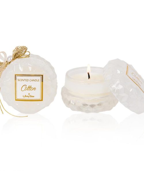 Το αρωματικό κερί White Cotton είναι ένα εκλεπτυσμένο λευκό κερί σε κομψή γυάλινη συσκευασία, ιδανικό για δώρο ή μπομπονιέρα. Το απαλό άρωμά του θυμίζει τη φρεσκάδα καθαρών λευκών υφασμάτων, με νότες που αποπνέουν καθαρότητα, άνεση και διακριτική πολυτέλεια. Ιδανικό για να δημιουργήσει μια ήρεμη και φιλόξενη ατμόσφαιρα σε κάθε χώρο. Διαστάσεις: 7 εκ. διάμετρος x 5 εκ. ύψος | Κερί: 50 γρ.