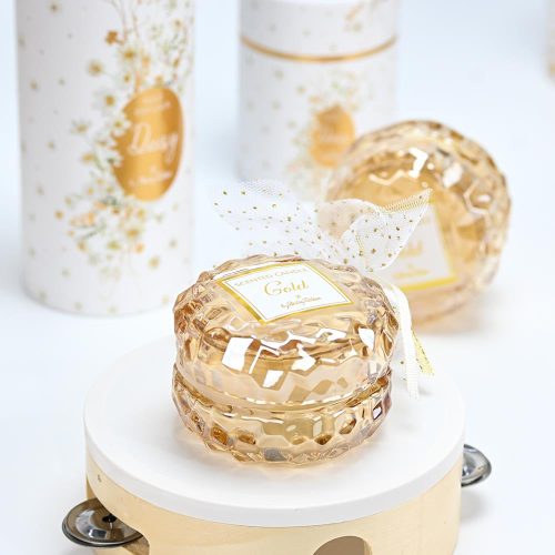 Ανακαλύψτε το αρωματικό κερί gold που συνδυάζει ζεστές, ξυλώδεις νότες με την απαλή κομψότητα του rosewood, δημιουργώντας μια ατμόσφαιρα φινέτσας και χαλάρωσης. Με την κρυστάλλινη εμφάνισή του, αποτελεί την ιδανική επιλογή για δώρο ή μπομπονιέρα. Το αρωματικό κερί gold είναι ιδανικό για να δημιουργήσει μία ατμόσφαιρα φρεσκάδας και κομψότητας στον χώρο σας. Είτε πρόκειται για έναν γάμο, μία βάπτιση ή μία ξεχωριστή περίσταση, αυτό το κερί θα μαγνητίσει τα βλέμματα με την κλασική του γοητεία και την υψηλή ποιότητά του.