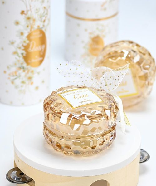 Ανακαλύψτε το αρωματικό κερί gold που συνδυάζει ζεστές, ξυλώδεις νότες με την απαλή κομψότητα του rosewood, δημιουργώντας μια ατμόσφαιρα φινέτσας και χαλάρωσης. Με την κρυστάλλινη εμφάνισή του, αποτελεί την ιδανική επιλογή για δώρο ή μπομπονιέρα. Το αρωματικό κερί gold είναι ιδανικό για να δημιουργήσει μία ατμόσφαιρα φρεσκάδας και κομψότητας στον χώρο σας. Είτε πρόκειται για έναν γάμο, μία βάπτιση ή μία ξεχωριστή περίσταση, αυτό το κερί θα μαγνητίσει τα βλέμματα με την κλασική του γοητεία και την υψηλή ποιότητά του.