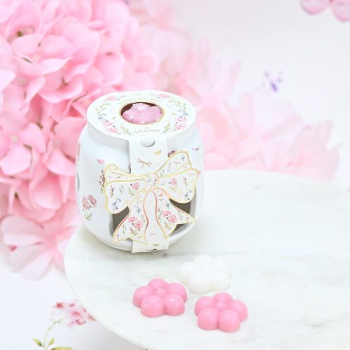 Κεραμικό Melt Burner με Αρωματικά Wax Melts – Pink Floral Edition Ανακάλυψε την πιο ρομαντική πρόταση αρωματικής διακόσμησης από τη SoapTales. Ένα κεραμικό melt burner με εκτύπωση λουλουδιών, σχεδιασμένο για να προσφέρει ζεστασιά, κομψότητα και υπέροχα αρώματα στον χώρο. Η λευκή του απόχρωση και το ανθισμένο floral σχέδιο του χαρίζουν διακριτική φινέτσα, ενώ το σετ περιλαμβάνει αρωματικά wax melts, που απελευθερώνουν ένα υπέροχο άρωμα κάθε φορά που λιώνουν.