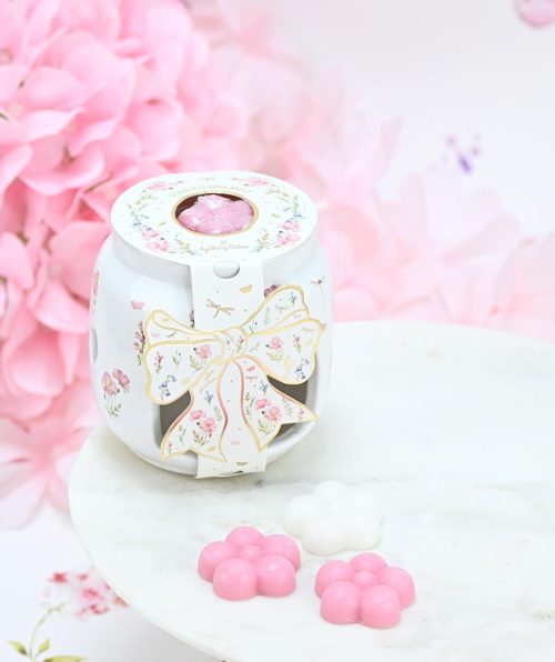 Κεραμικό Melt Burner με Αρωματικά Wax Melts – Pink Floral Edition Ανακάλυψε την πιο ρομαντική πρόταση αρωματικής διακόσμησης από τη SoapTales. Ένα κεραμικό melt burner με εκτύπωση λουλουδιών, σχεδιασμένο για να προσφέρει ζεστασιά, κομψότητα και υπέροχα αρώματα στον χώρο. Η λευκή του απόχρωση και το ανθισμένο floral σχέδιο του χαρίζουν διακριτική φινέτσα, ενώ το σετ περιλαμβάνει αρωματικά wax melts, που απελευθερώνουν ένα υπέροχο άρωμα κάθε φορά που λιώνουν.