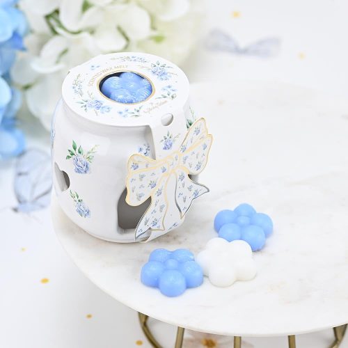 Κεραμικό Melt Burner με Αρωματικά Wax Melts – Blue Floral Edition Ανακάλυψε την πιο ρομαντική πρόταση αρωματικής διακόσμησης από τη SoapTales. Ένα κεραμικό melt burner με εκτύπωση λουλουδιών, σχεδιασμένο για να προσφέρει ζεστασιά, κομψότητα και υπέροχα αρώματα στον χώρο. Η λευκή του απόχρωση και το ανθισμένο floral σχέδιο του χαρίζουν διακριτική φινέτσα, ενώ το σετ περιλαμβάνει αρωματικά wax melts, που απελευθερώνουν ένα υπέροχο άρωμα κάθε φορά που λιώνουν.