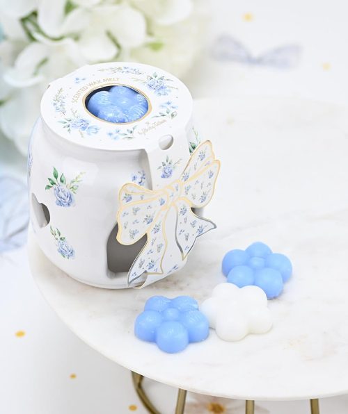 Κεραμικό Melt Burner με Αρωματικά Wax Melts – Blue Floral Edition Ανακάλυψε την πιο ρομαντική πρόταση αρωματικής διακόσμησης από τη SoapTales. Ένα κεραμικό melt burner με εκτύπωση λουλουδιών, σχεδιασμένο για να προσφέρει ζεστασιά, κομψότητα και υπέροχα αρώματα στον χώρο. Η λευκή του απόχρωση και το ανθισμένο floral σχέδιο του χαρίζουν διακριτική φινέτσα, ενώ το σετ περιλαμβάνει αρωματικά wax melts, που απελευθερώνουν ένα υπέροχο άρωμα κάθε φορά που λιώνουν.