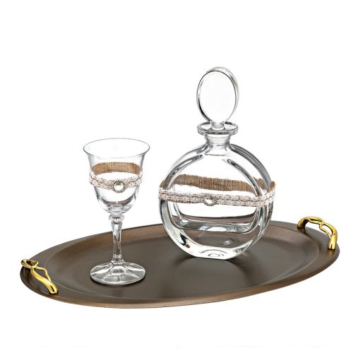 Για ζευγάρια που αγαπούν το φυσικό στυλ με μια δόση λάμψης. Το σετ αυτό ισορροπεί ανάμεσα στο γήινο και το πολυτελές. Οβάλ Δίσκος: Σε σκούρο καφέ/μπρονζέ ματ χρώμα που δημιουργεί υπέροχη αντίθεση με τις λαμπερές χρυσές λαβές του. Κρυστάλλινη Καράφα: Κλασικό κυκλικό σχήμα, διακοσμημένη με κορδέλα από λινάτσα και δαντέλα, η οποία στολίζεται στο κέντρο με ένα κρυστάλλινο κόσμημα.