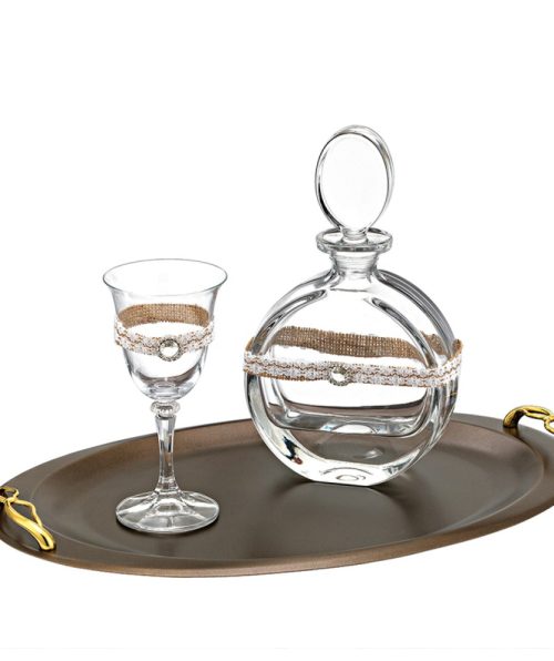Για ζευγάρια που αγαπούν το φυσικό στυλ με μια δόση λάμψης. Το σετ αυτό ισορροπεί ανάμεσα στο γήινο και το πολυτελές. Οβάλ Δίσκος: Σε σκούρο καφέ/μπρονζέ ματ χρώμα που δημιουργεί υπέροχη αντίθεση με τις λαμπερές χρυσές λαβές του. Κρυστάλλινη Καράφα: Κλασικό κυκλικό σχήμα, διακοσμημένη με κορδέλα από λινάτσα και δαντέλα, η οποία στολίζεται στο κέντρο με ένα κρυστάλλινο κόσμημα.