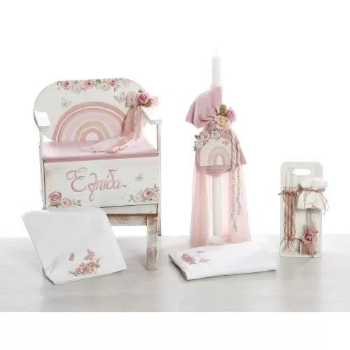 Ένα μοναδικό βαπτιστικό σετ με θέμα το Ουράνιο Τόξο, διακοσμημένο με χειροποίητη ζωγραφική, ρομαντικά λουλούδια και παστέλ αποχρώσεις του ροζ και του μπεζ. Ιδανικό για μια ονειρική και κομψή βάπτιση.