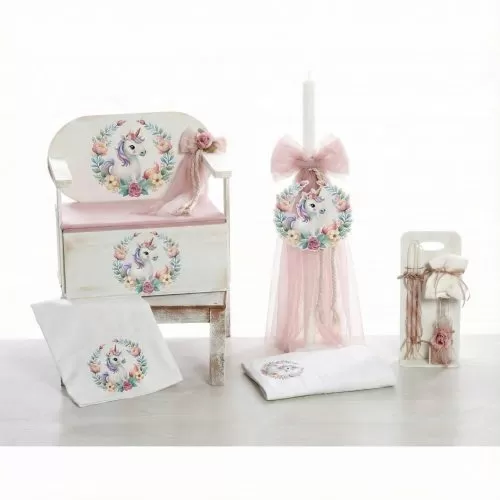 Ολοκληρωμένο πακέτο βάπτισης για κορίτσι με το παραμυθένιο θέμα "Floral Unicorn" (Μονόκερος με Λουλούδια). Κεντρικό στοιχείο το πρακτικό ξύλινο παγκάκι-μπαούλο, σε μια ρομαντική εκτέλεση με ροζ αποχρώσεις.